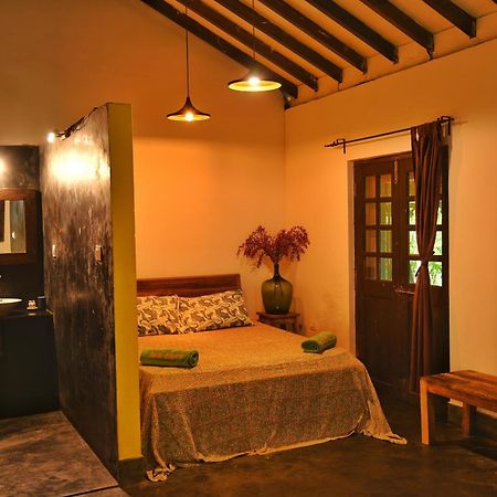 Jardin D'Ulysse & Hard Rock Bed & Breakfast Morjim Bagian luar foto
